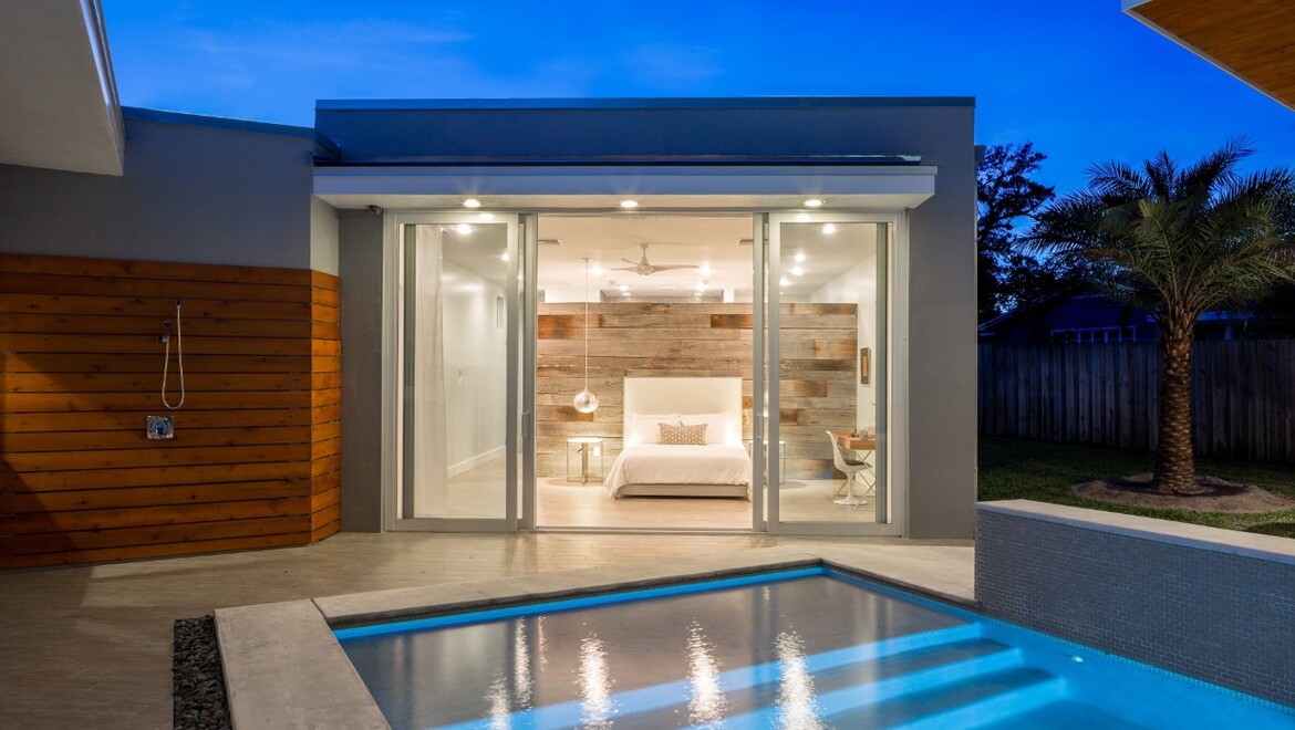 PGT WGA exterior SGD770 center meet